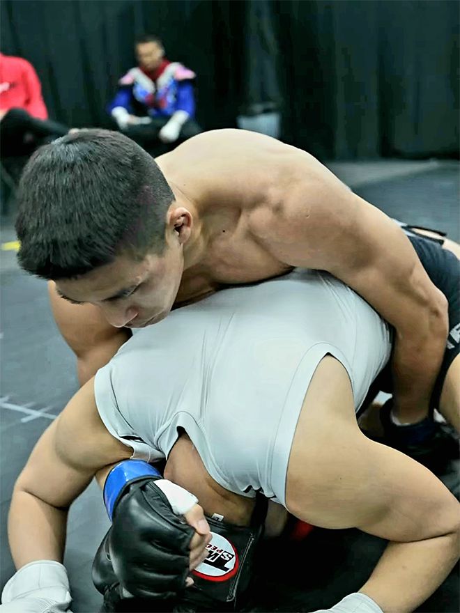 ONE Championship 7승 2패 윤창민이 2025년 5월 중국 퍼포먼스 인스티튜트 상하이 Road to UFC 시즌4 페더급 토너먼트 준준결승 시작 전 그래플링 훈련으로 몸을 풀고 있다. 윤창민은 아시아 종합격투기 톱스타 추성훈 김동현의 제자다. 사진=TKO