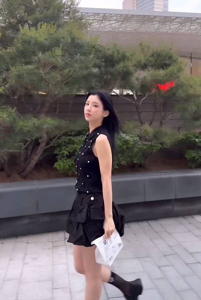 강다은은 블랙 민소매 블라우스와 큐롯 스타일의 미니 스커트를 매치한 셋업 패션으로 눈길을 끌었다. 사진=강다은 SNS