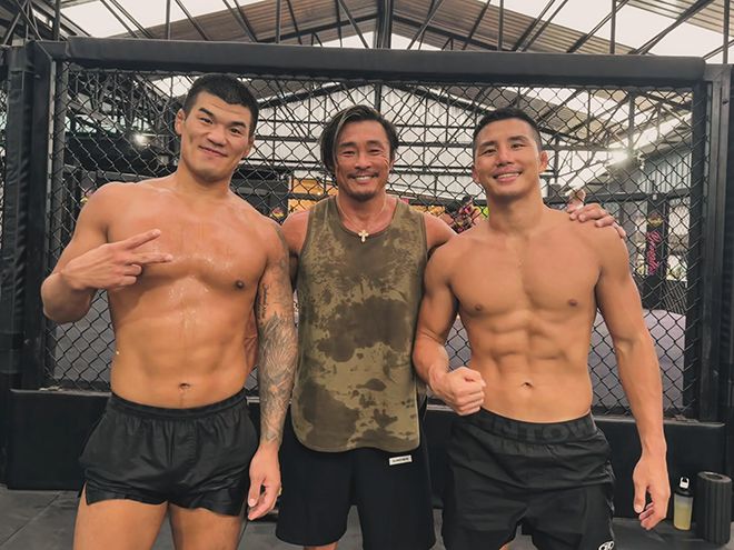 왼쪽부터 2024년 7월 태국에서 훈련한 고석현, 추성훈, 윤창민. 고석현은 2달 뒤 Contender Series 시즌8 4주차 웰터급 경기로 UFC에 진출했다. 추성훈의 제자 윤창민은 고석현과 함께 대한민국 UFC 1호 파이터 김동현한테 배우고 있기도 하다. 사진@thebigheart_yoon