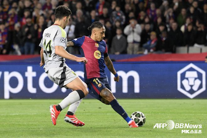 하피냐(사진 오른쪽)가 슈팅을 시도하고 있다. 사진=AFPBBNews=News1