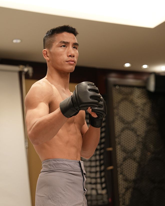 ONE Championship 7승 2패 윤창민이 2025년 5월 중국 퍼포먼스 인스티튜트 상하이 Road to UFC 시즌4 페더급 토너먼트 준준결승 프로필 촬영을 하고 있다. 윤창민은 아시아 종합격투기 톱스타 추성훈 김동현의 제자다. 사진=TKO