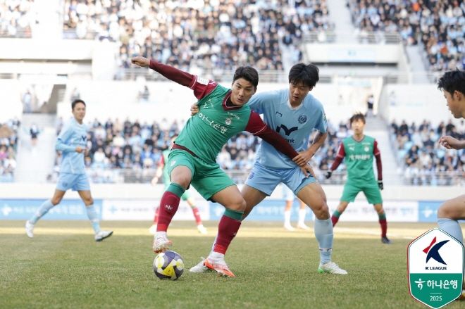 주민규(사진 왼쪽). 사진=한국프로축구연맹