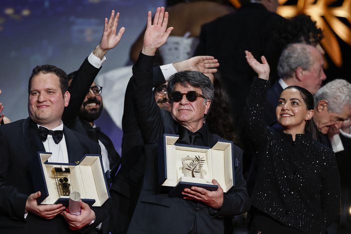 영화 ‘단순한 사고’로 올해 제78회 칸영화제 황금종려상을 수상한 이란 반체제 영화감독 자파르 파나히가 시상식에서 환호에 답하는 모습. [로이터·연합뉴스]