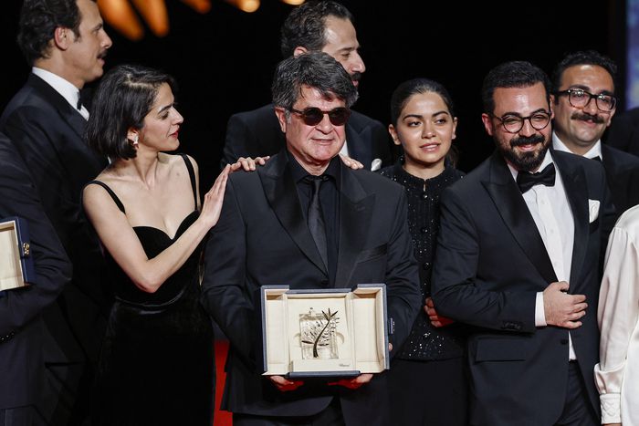 영화 ‘단순한 사고’로 올해 제78회 칸영화제 황금종려상을 수상한 이란 반체제 영화감독 자파르 파나히가 시상식에서 동료의 축하를 받고 있다. [로이터·연합뉴스]