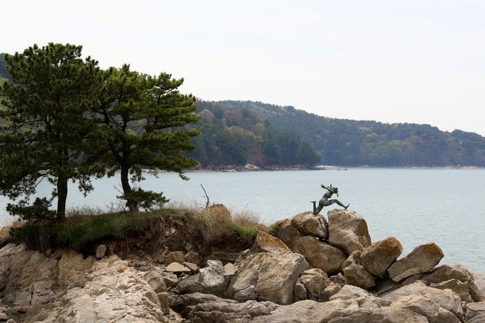 모도로 넘어가는 연도교 왼쪽으로 보이는 조각 작품 / 사진=한국관광공사