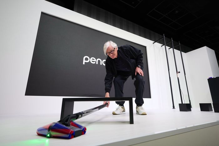 다이슨의 창업가이자 수석엔지니어인 제임스 다이슨 경이 지난 22일 도쿄에 있는 박람회장인 스페이스오에서 가장 얇은 무선 청소기인 ‘펜슬백’을 소개하고 있다. [사진 = 다이슨]
