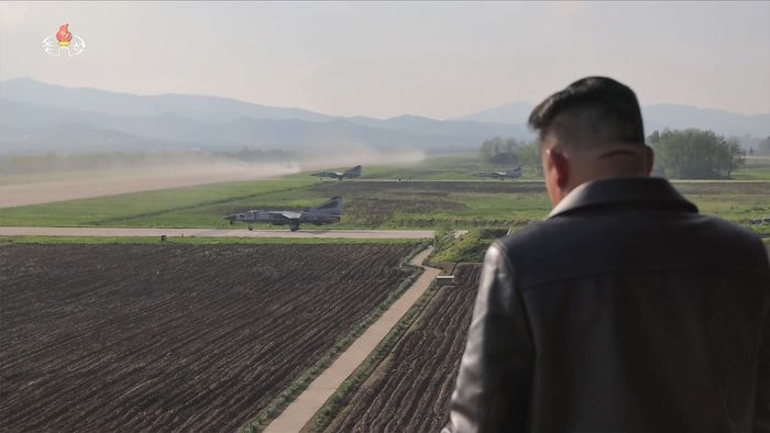 김정은 북한 국무위원장이 지난 15일 제1공군사단 관하 비행연대를 방문해 공군 반항공(방공)전투 및 공습 훈련을 지도하고 있다. [사진=연합뉴스조선중앙TV]