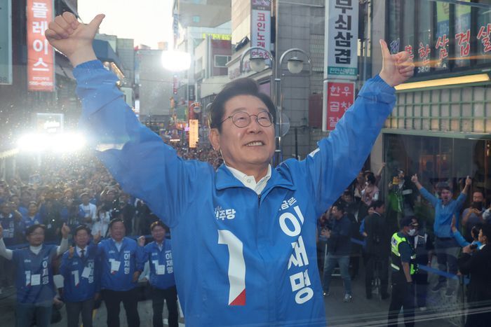 이재명 더불어민주당 대선 후보가 지난 25일 충남 천안시 동남구 신부문화거리에서 열린 유세에서 두 팔을 번쩍 들어 인사하고 있다. [사진=연합뉴스]