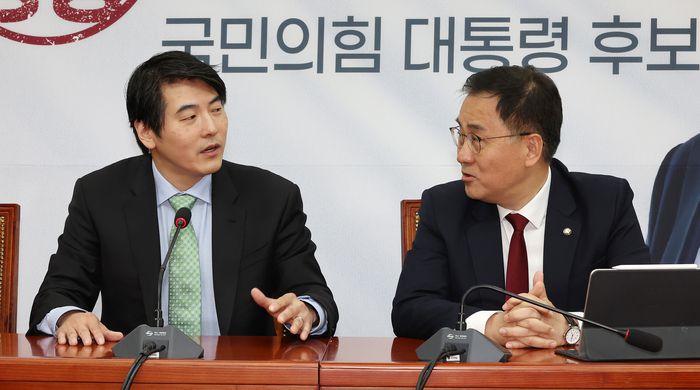 챗GPT 개발사인 미국 오픈AI의 제이슨 권 최고전략책임자(CSO)가 26일 국회에서 국민의힘 최형두 선거대책위원회 AI과학정책본부장(오른쪽)과 대화하고 있다. [사진 = 연합뉴스]