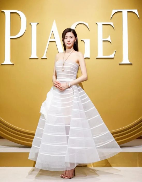 단순한 드레스가 아닌, 건축적 실루엣이 살아있는 하이엔드 패션의 진수였다.사진=전지현 SNS