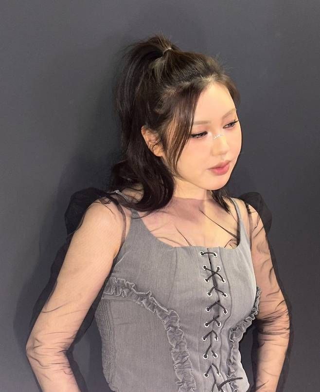 클래식과 스트리트의 밸런스가 공존하는 감각적 스타일링을 보여줬다.사진=송가인 SNS