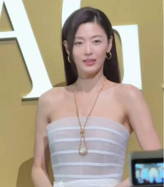 정갈하게 가로 배열된 스트라이프 패턴이 마치 조형물처럼 정제된 곡선을 이루며, 전지현의 완벽한 바디 밸런스를 예술적으로 부각시켰다.사진=전지현 SNS