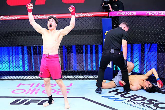 제3대 Gladiator 라이트급 챔피언 기원빈이 2024년 5월 중국 퍼포먼스 인스티튜트 상하이 Road to UFC 시즌3 쇼케이스 경기에서 KO승을 거두자 기뻐하고 있다. 사진=TKO