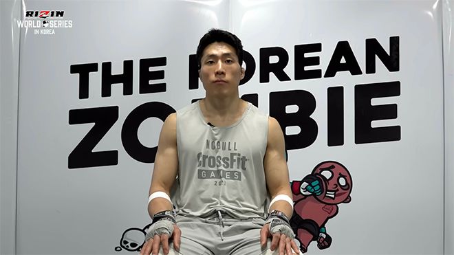 Road to UFC 시즌1~3 라이트급 멤버 기원빈이 코리안좀비MMA 체육관에서 RIZIN WORLD SERIES in KOREA 메인이벤트 관련 인터뷰 질문을 듣고 있다. 이번 종합격투기 시합 상대는 초대 라이진 71㎏ 챔피언 호베르투 사토시 지소자다. 사진=RIZIN FF
