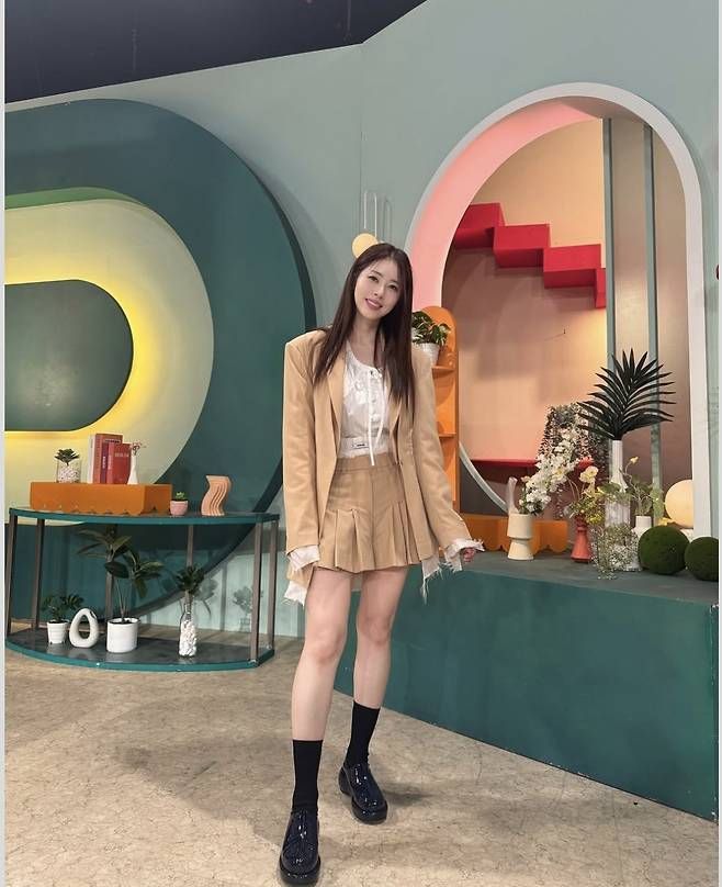 서동주는 박시한 핏의 베이지 재킷과 플리츠 디테일의 쇼츠를 매치해 클래식과 트렌디를 절묘하게 믹스해냈다.사진=서동주 SNS