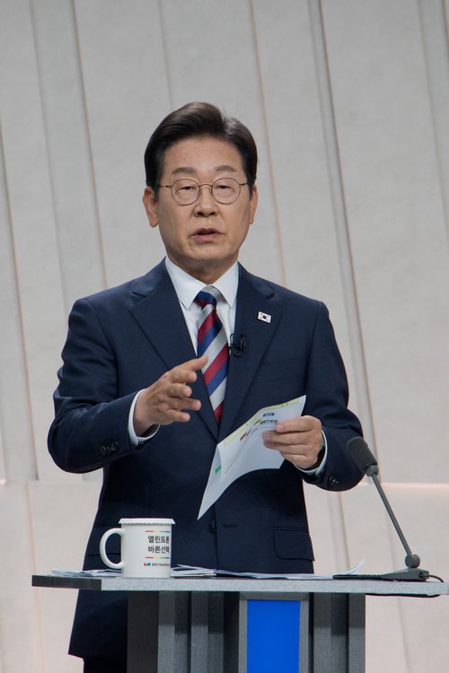 27일 서울 상암 MBC스튜디오에서 열린 21대 대선후보 3차 토론회에 더불어민주당 이재명 후보 [사진 = 국회사진기자단]