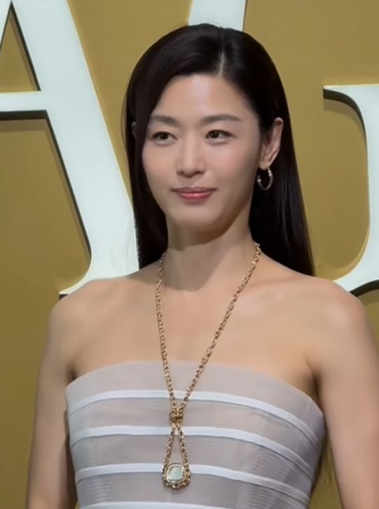 여기에 과도함을 배제한 슬릭 스트레이트 헤어와 톤다운된 메이크업,그리고 투명 스트랩 힐과 함께 매치된 피아제의 네크리스·워치는 ‘절제된 럭셔리’의 교과서 같은 스타일링으로 눈길을 끌었다.사진=전지현 SNS