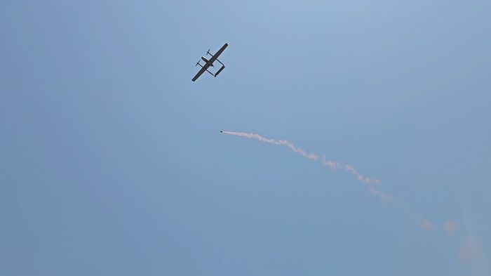 < 비행 중 수직이착륙기에서 점화된 연막탄을 투하하는 모습 / 태경전자 제공 >