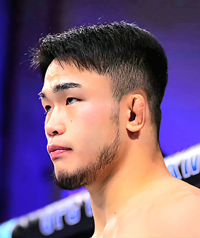 초대 AFC 라이트급 챔피언 박재현이 2025년 5월 중국 퍼포먼스 인스티튜트 상하이 Road to UFC 시즌4 준준결승 선수 소개를 받고 있다. 사진=TKO