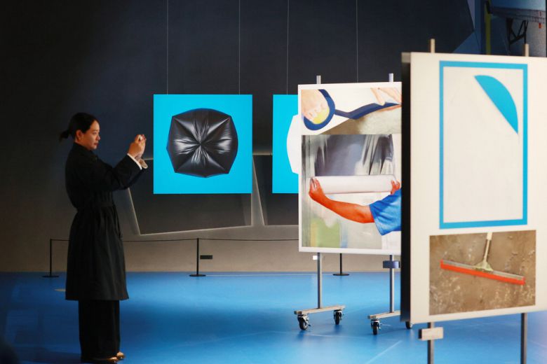 28일 서울 도봉구 서울시립 사진미술관에서 열린 개관 특별전 '스토리지 스토리'에서 한 관람객이 작품들을 둘러보고 있다.  연합뉴스