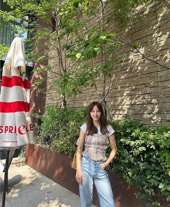 라탄백을 들고 한옥 앞에 선 모습도 포착됐다. 사진=한혜진 SNS