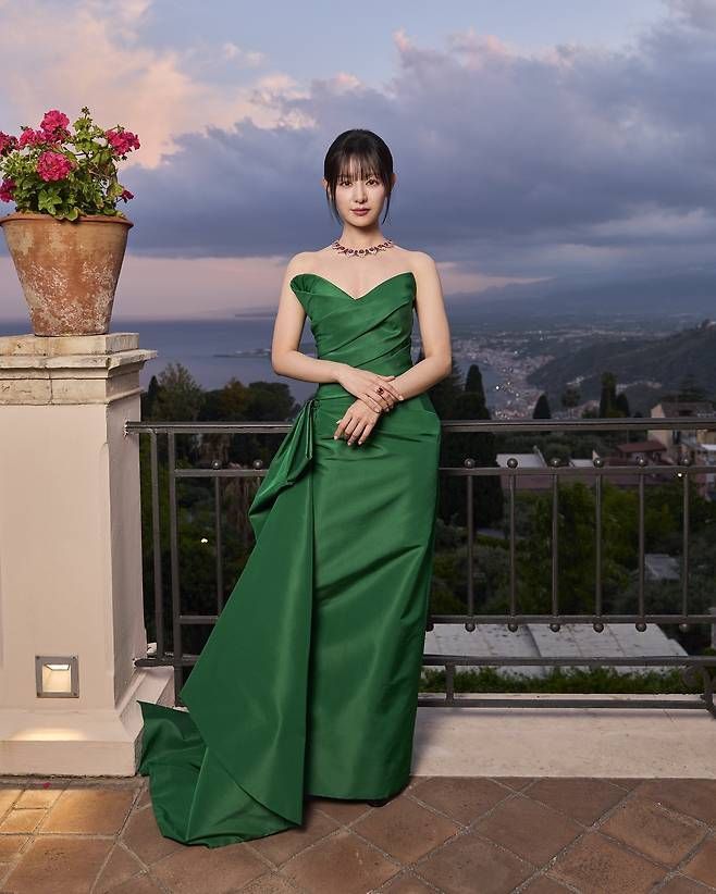 김지원은 이날 몸을 부드럽게 감싸는 스테이트먼트급 에메랄드 그린 드레스를 입고 등장했다.사진=김지원 제공