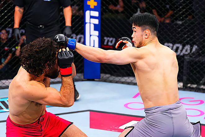 AFC 챔피언 박재현이 2025년 5월 중국 퍼포먼스 인스티튜트 상하이 Road to UFC 시즌4 라이트급 준준결승에서 호주 Eternal MMA 챔피언 잭 베커를 공격하고 있다. 사진=TKO