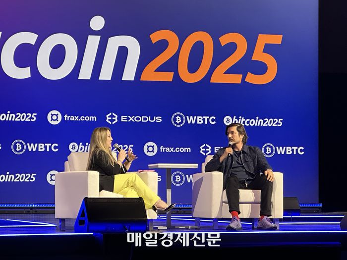 블라디미르 테네브 로빈후드 공동창업자 겸 CEO(오른쪽)가 미국 라스베가스에서 열린 ‘비트코인 2025’ 세션에 참가해 발언하고 있다. <이종화 기자>