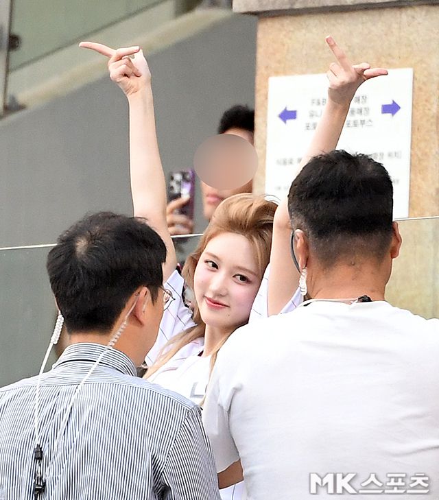 아이브의 히트곡에 맞춰 응원석에서 갑작스레 춤을 선보이며 야구장을 들썩이게 했다. 사진=천정환 기자