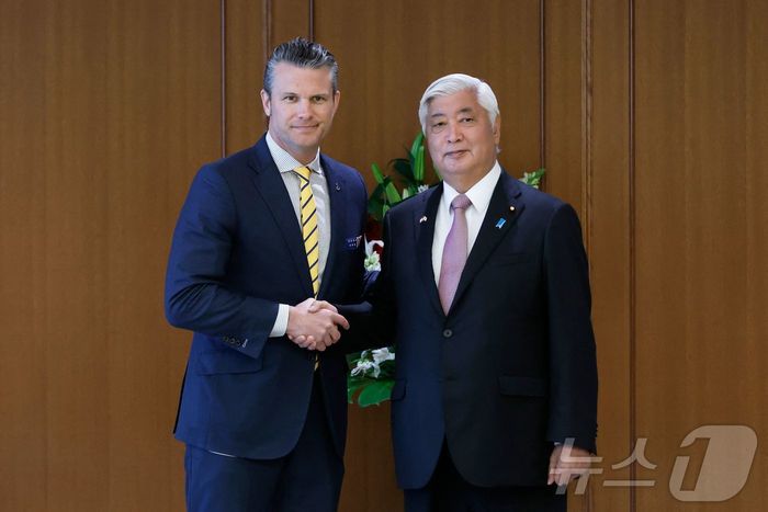 지난 3월 피트 헤그세스 미국 국방 장관이 도쿄 방위성에서 나카타니 겐 일본 방위상과 회담에 앞서 악수를 하고 있다. [AFP 뉴스1]