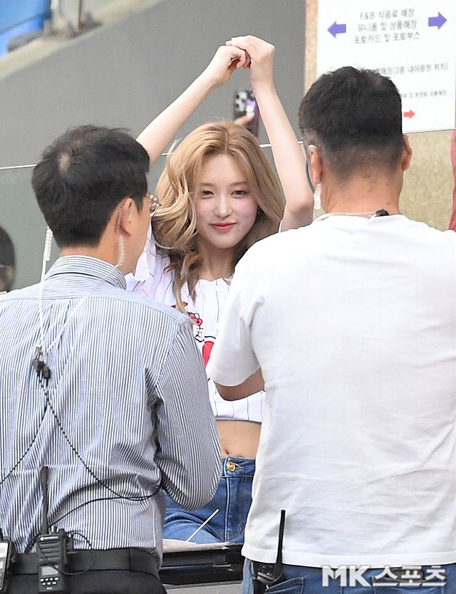 시구에 앞서 긴장한 듯 보였지만, 마운드 위에서는 당당하게 시선을 고정하고 와인드업 자세를 완성했다. 사진=천정환 기자