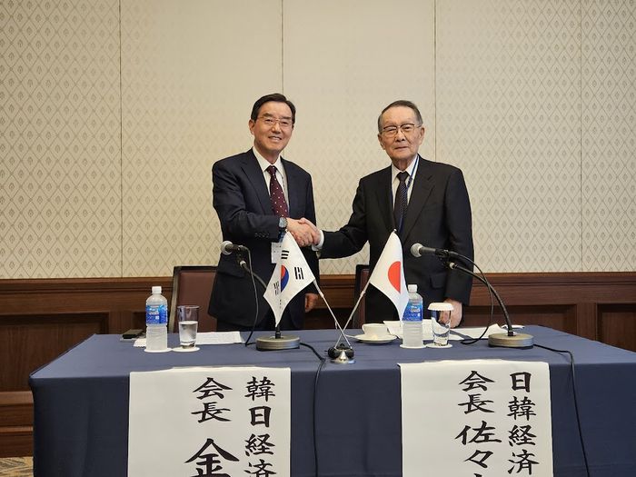 지난해 5월 일본 도쿄에서 열린 ‘제56회 한일경제인회의’에서 손을 맞잡은 김윤 한일경제협회장(왼쪽)과 사사키 미키오 일한경제협회장. [도쿄 = 이승훈 특파원]
