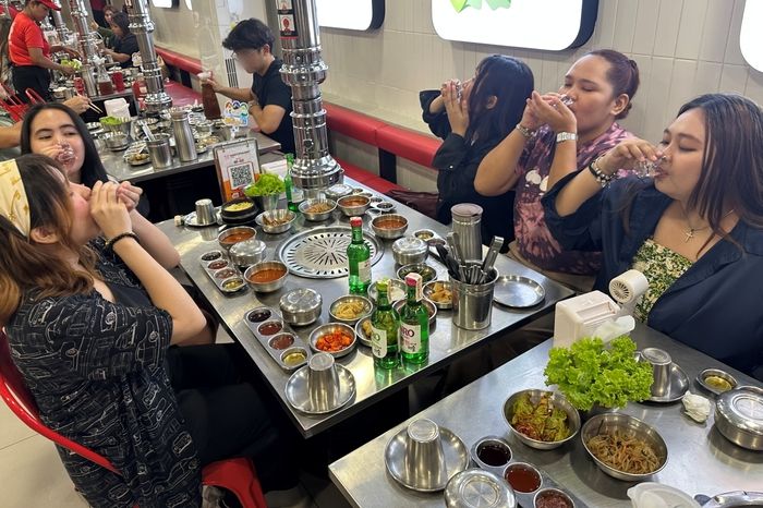 2012년 필리핀에서 설립된 한국식 무한리필 바비큐 전문 프랜차이즈 ‘삼겹살라맛’에서 소비자들이 삼겹살과 ‘진로’ 소주를 즐기고 있다. [사진 출처 = 하이트진로]