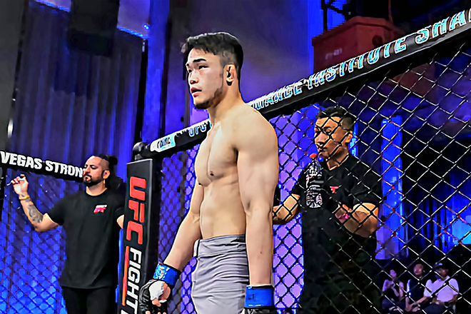 초대 AFC 라이트급 챔피언 박재현이 2025년 5월 중국 퍼포먼스 인스티튜트 상하이 Road to UFC 시즌4 준준결승 시작을 기다리고 있다. 오른쪽은 코리안좀비MMA 정찬성 관장. 사진=TKO
