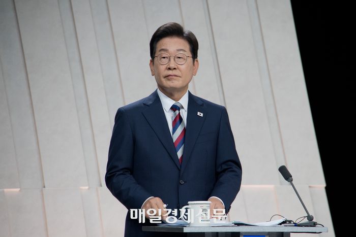 27일 서울 상암 MBC스튜디오에서 열린 21대 대선후보 3차 토론회에 더불어민주당 이재명 후보가  참석하여 토론회를 준비하고 있다.