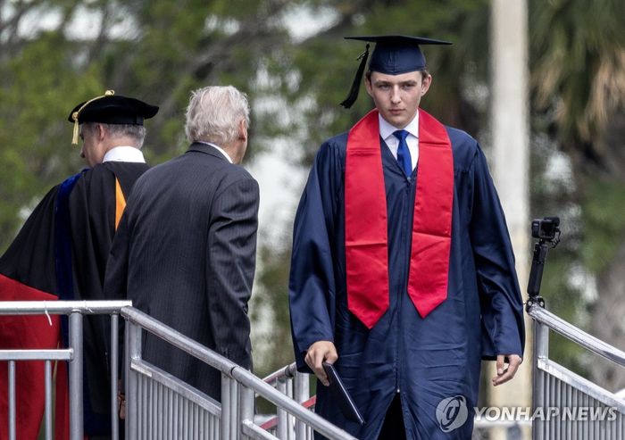 도널드 트럼프 미국 대통령의 막내 아들 배런이 지난해 고교 졸업식에 참가한 모습. [사진 출처 = EPA 연합뉴스]