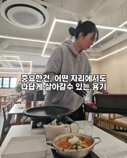 이기용은  후드티와 티셔츠 차림에 긴 머리를 질끈 묶은 채 주방과 매장을 오가며 분주하게 일하고 있었다.사진=이기용 SNS