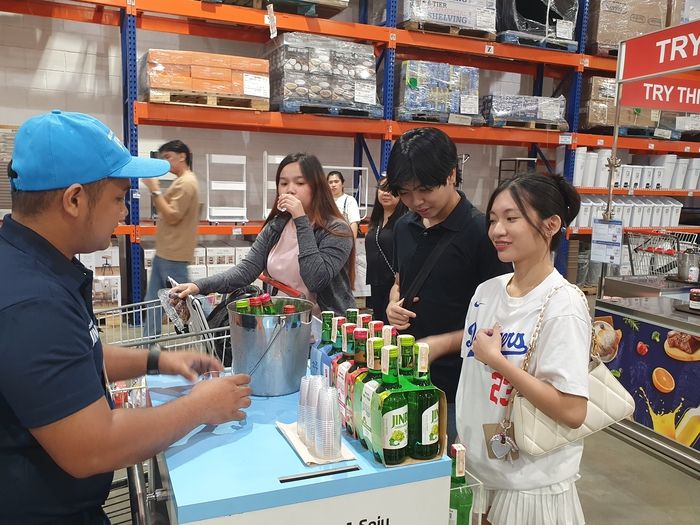 필리핀 마닐라에 있는 창고혈 할인점 S&R에서 필리핀 현지 커플이 소주를 시음하고 있다. S&R은 필리핀 주요 도시에 있는 창고형 할인 매장으로 한국 소주를 비중있게 취급하고 있다. [이효석 기자]