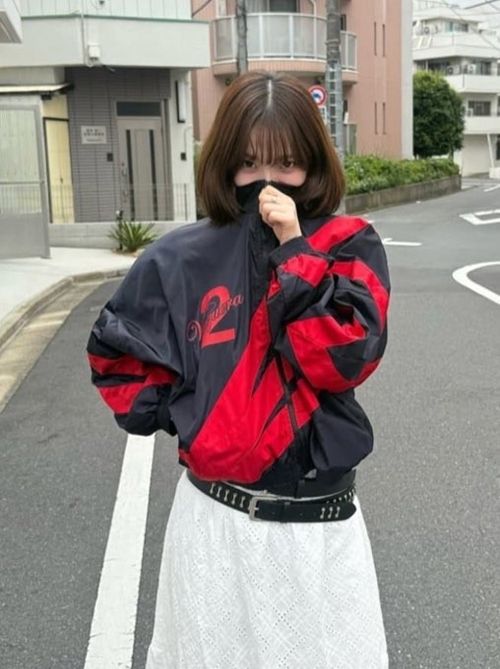 문제의 사진은 카리나가 개인 인스타그램에 올린 것으로, 빨간색 점퍼에 숫자 ‘2’가 크게 새겨진 옷을 입고 장미 이모티콘을 함께 게시했다.사진=카리나 SNS