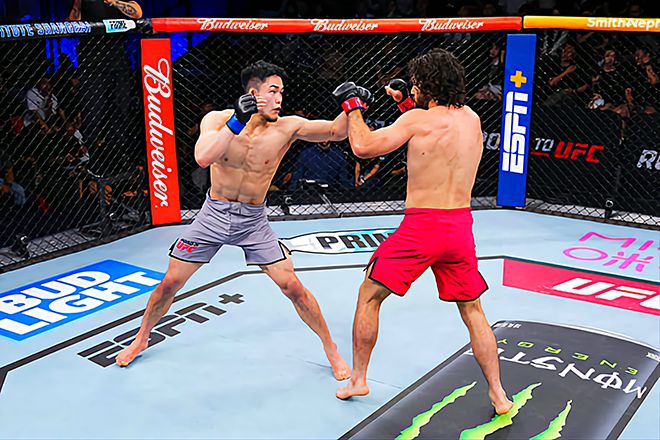 AFC 챔피언 박재현이 2025년 5월 중국 퍼포먼스 인스티튜트 상하이 Road to UFC 시즌4 라이트급 준준결승에서 호주 Eternal MMA 챔피언 잭 베커를 공격하고 있다. 사진=TKO