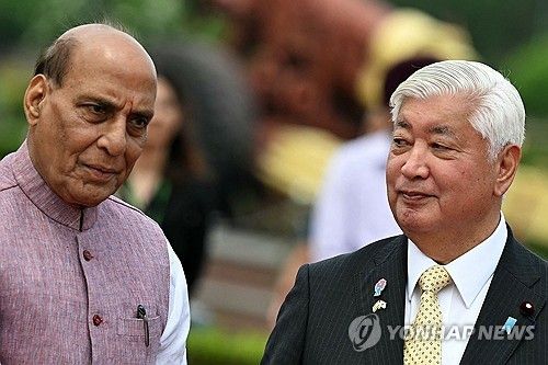 나카타니 겐 일본 방위상과 라지나트 싱 인도 국방부 장관. [AFP 연합뉴스]