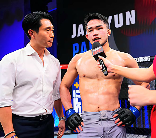 초대 AFC 라이트급 챔피언 박재현이 2025년 5월 중국 퍼포먼스 인스티튜트 상하이에서 Road to UFC 시즌4 준결승 진출 소감을 말하고 있다. 사진=TKO