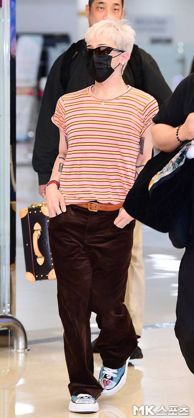 신발은 일러스트 그래픽이 들어간 블루 스니커즈로 마무리. 사진=김영구 기자