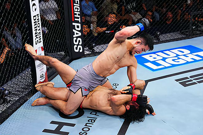 AFC 챔피언 박재현이 2025년 5월 중국 퍼포먼스 인스티튜트 상하이 Road to UFC 시즌4 라이트급 준준결승 호주 Eternal MMA 챔피언 잭 베커한테 마운트를 타면서 그라운드 앤드 파운드를 하고 있다. 사진=TKO