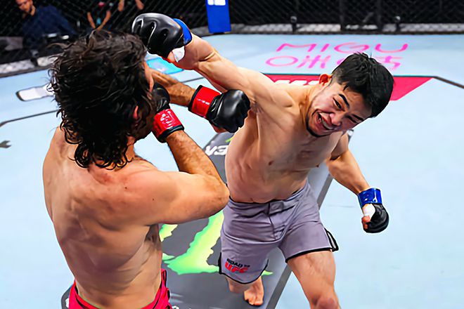 AFC 챔피언 박재현이 2025년 5월 중국 퍼포먼스 인스티튜트 상하이 Road to UFC 시즌4 라이트급 준준결승에서 호주 Eternal MMA 챔피언 잭 베커를 공격하고 있다. 사진=TKO 사진=TKO