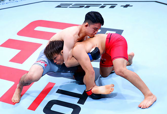 AFC 챔피언 박재현이 2023년 8월 싱가포르체육관 Road to UFC 시즌2 라이트급 토너먼트 준결승에서 일본레슬링협회 선수권대회 우승자 하라구치 신의 태클을 막으려 애쓰고 있다. 사진=TKO