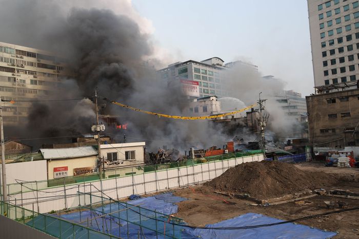 28일 오후 서울 을지로 세운상가 인근의 한 건물에서 화재가 발생해 검은 연기로 뒤덮여 있다.2025.05.28 [이충우 기자]