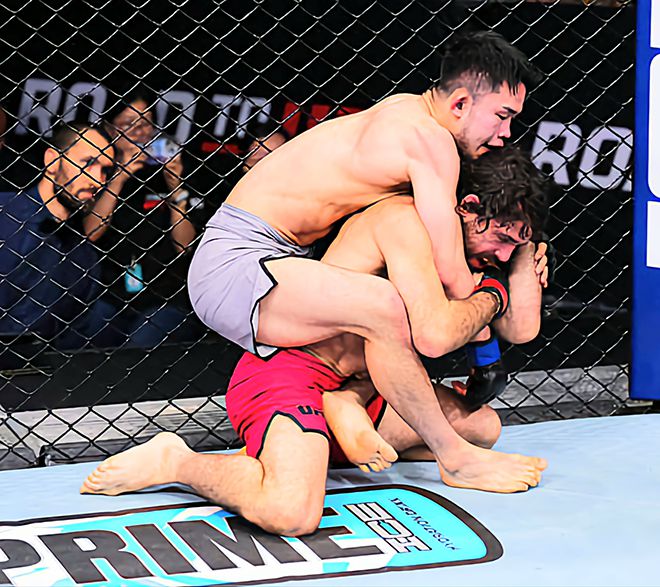 AFC 챔피언 박재현이 2025년 5월 중국 퍼포먼스 인스티튜트 상하이 Road to UFC 시즌4 라이트급 준준결승에서 호주 Eternal MMA 챔피언 잭 베커한테 백마운트를 타고 있다. 사진=TKO