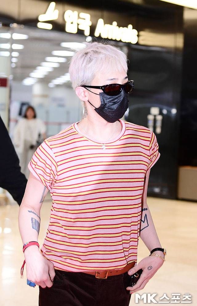 티셔츠는 기본이었지만 그 속에 담긴 텍스처와 컬러감은 평범함을 거부하는 그만의 선택이었다. 사진=김영구 기자