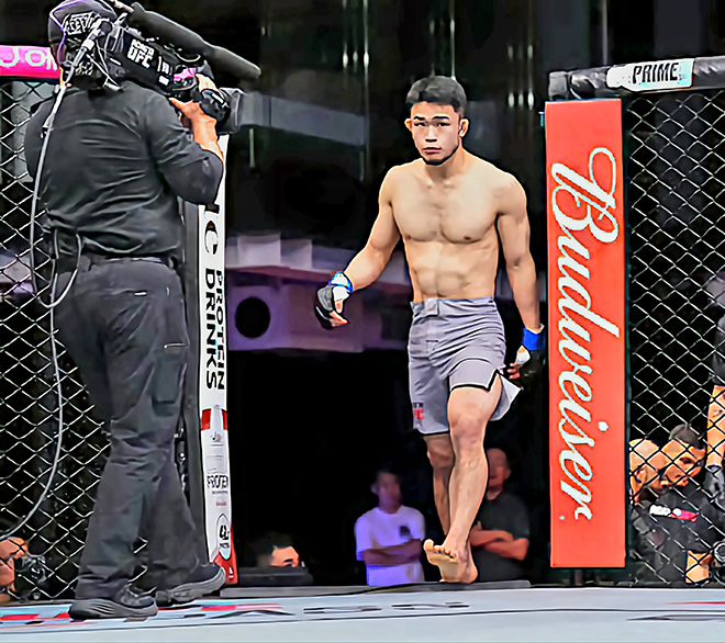 초대 AFC 라이트급 챔피언 박재현이 2025년 5월 중국 퍼포먼스 인스티튜트 상하이 Road to UFC 시즌4 준준결승을 위해 케이지에 입장하고 있다. 사진=TKO